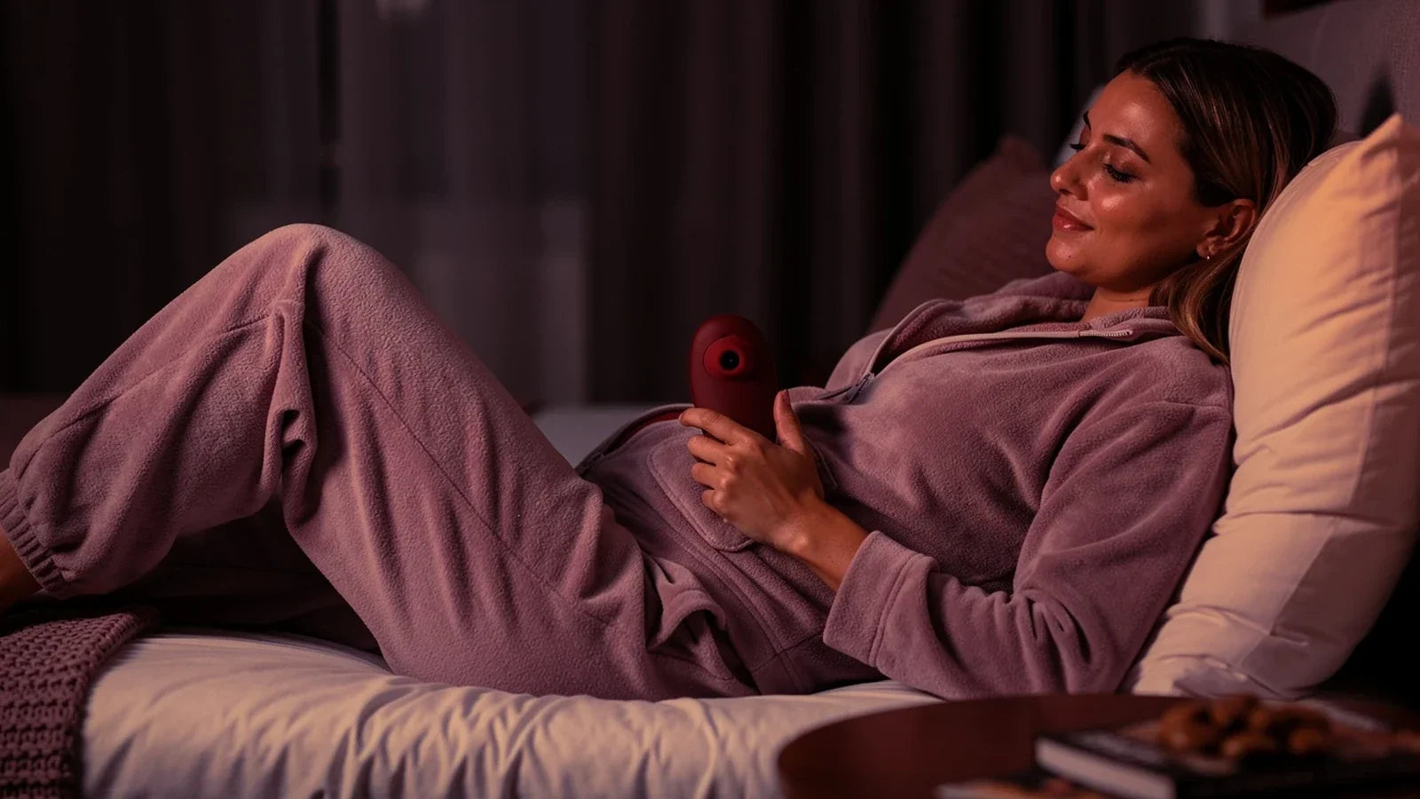 Femme tenant un stimulateur à air pulsé Womanizer