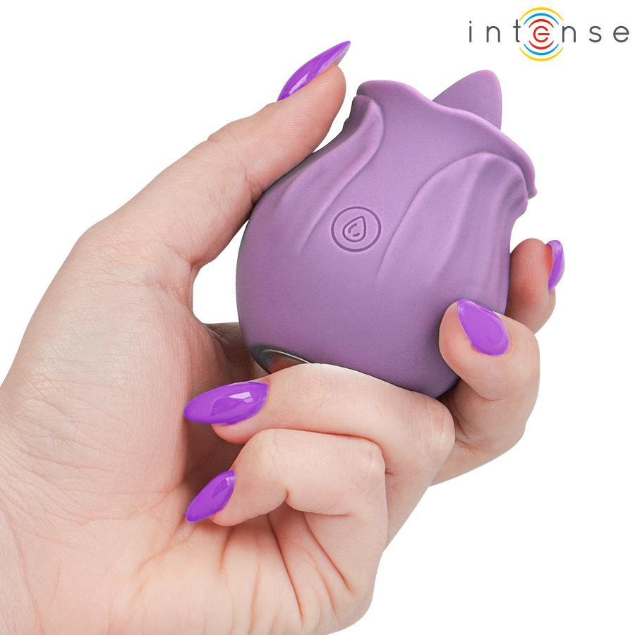 Main tenant le stimulateur clitoridien Azalea d'Intense, format compact violet