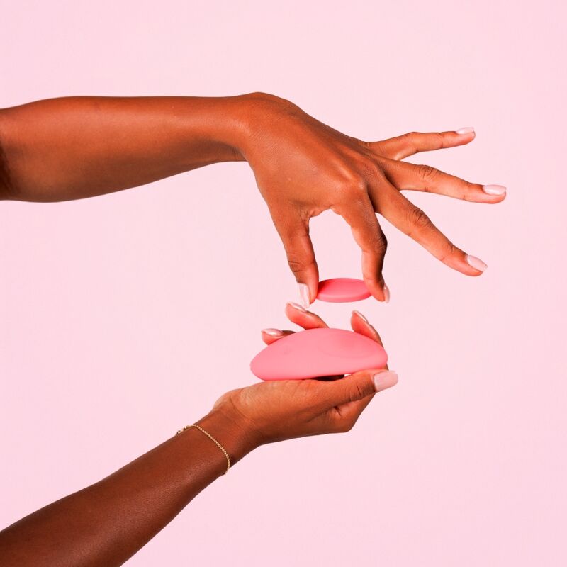 Mains passant le vibromasseur ILY Panty Vibe de Je Joue d'une paume à l'autre